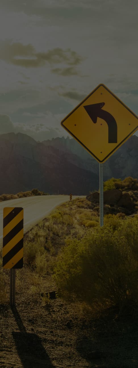 Крутой поворот с указателем